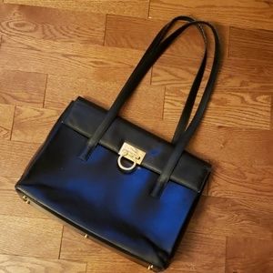 𝅺FERRAGAMO black leather tote.